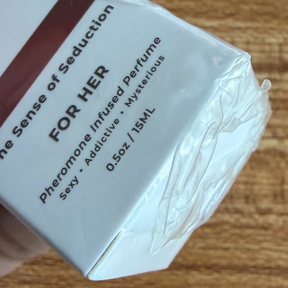 Pheromone Infused Perfume for Her - Black - Picture 10 of 11